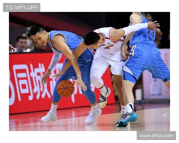篮球比赛中出现暂停时，球员和教练需要遵守哪些规则？